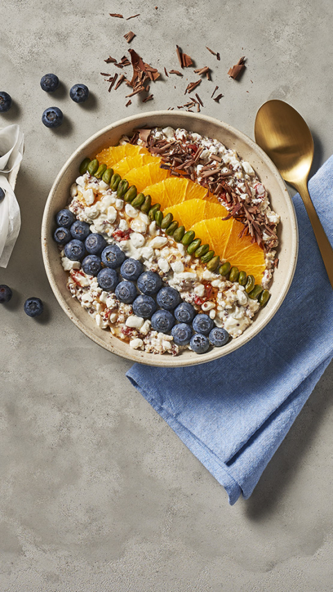 Breakfast Bowl mit Quinoa und Hüttenkäse